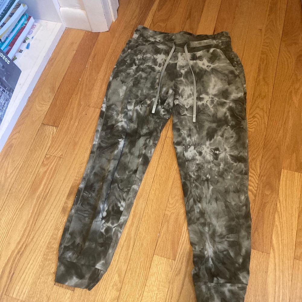 Lululemon white and green diamond dye sweatpants